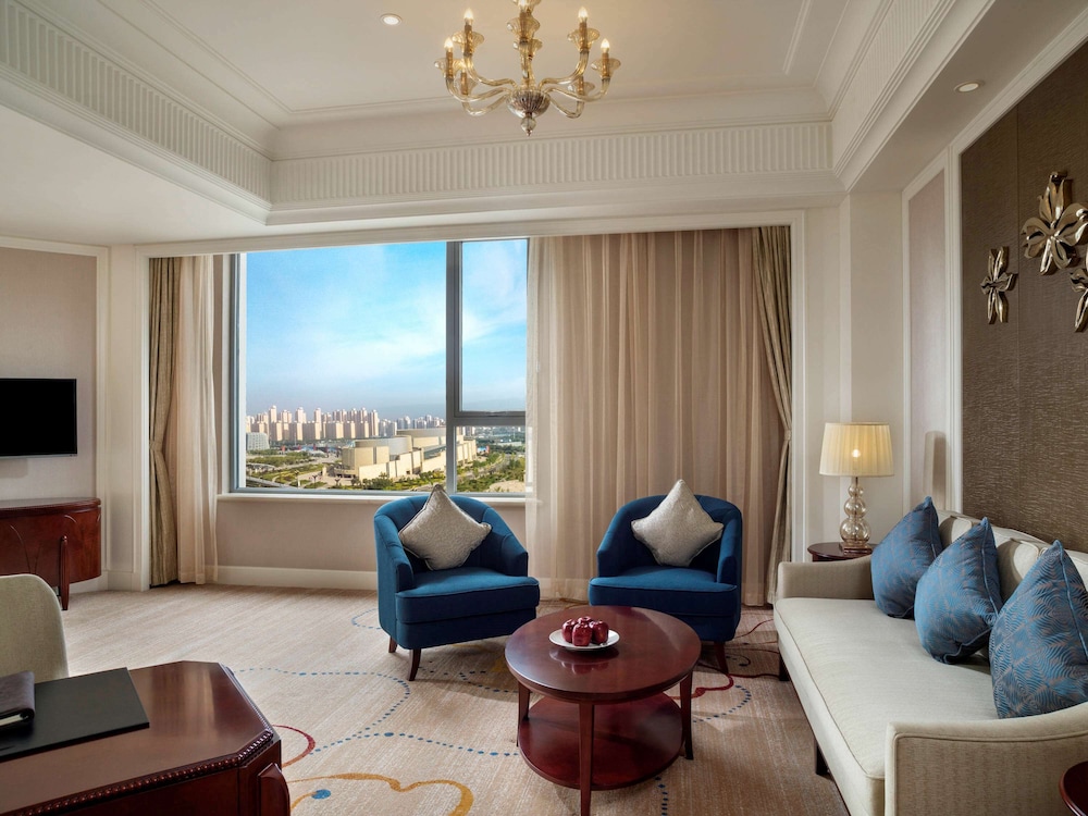 Junior Suite, 1 King Bed, Club Lounge Access, Corner