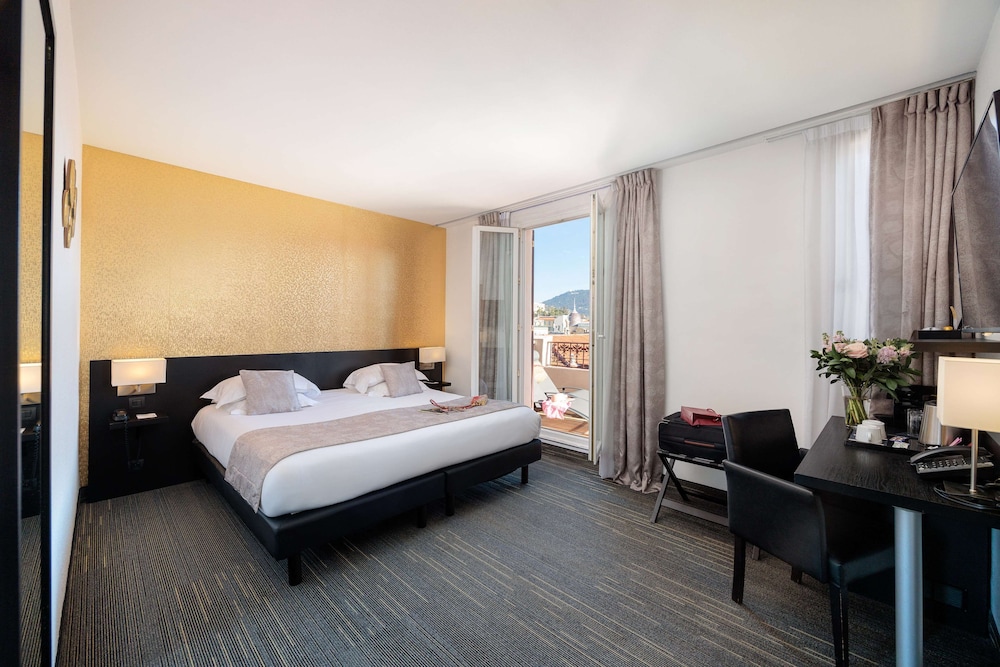 Deluxe Room, 1 King Bed, Non Smoking, Terrace - Photo 9