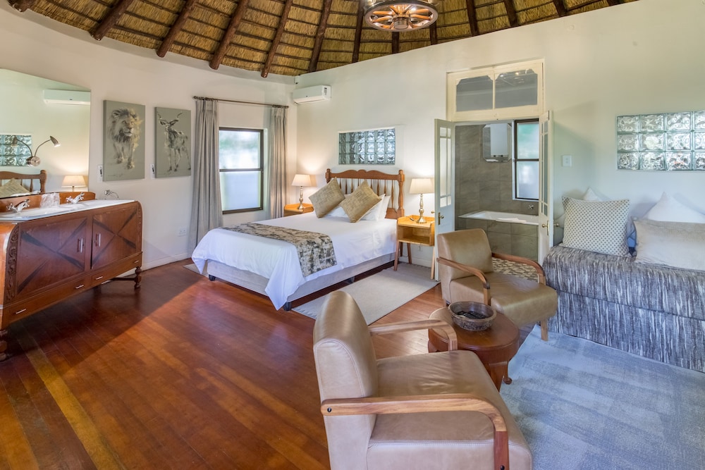 Luxury Triple Room, Garden View, Poolside photo 2