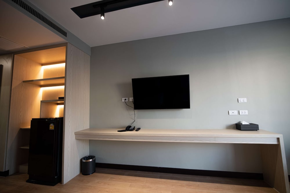Deluxe Room, Bathtub - Photo 9