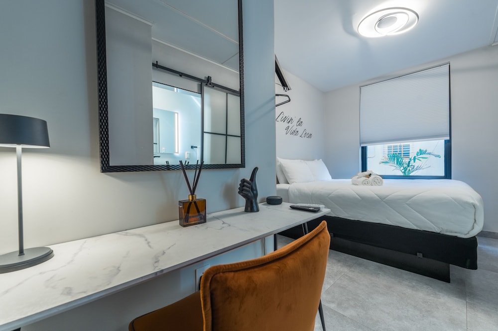 Ricky Martin Luxury Double Room/ Queen Bed/ 1Ba