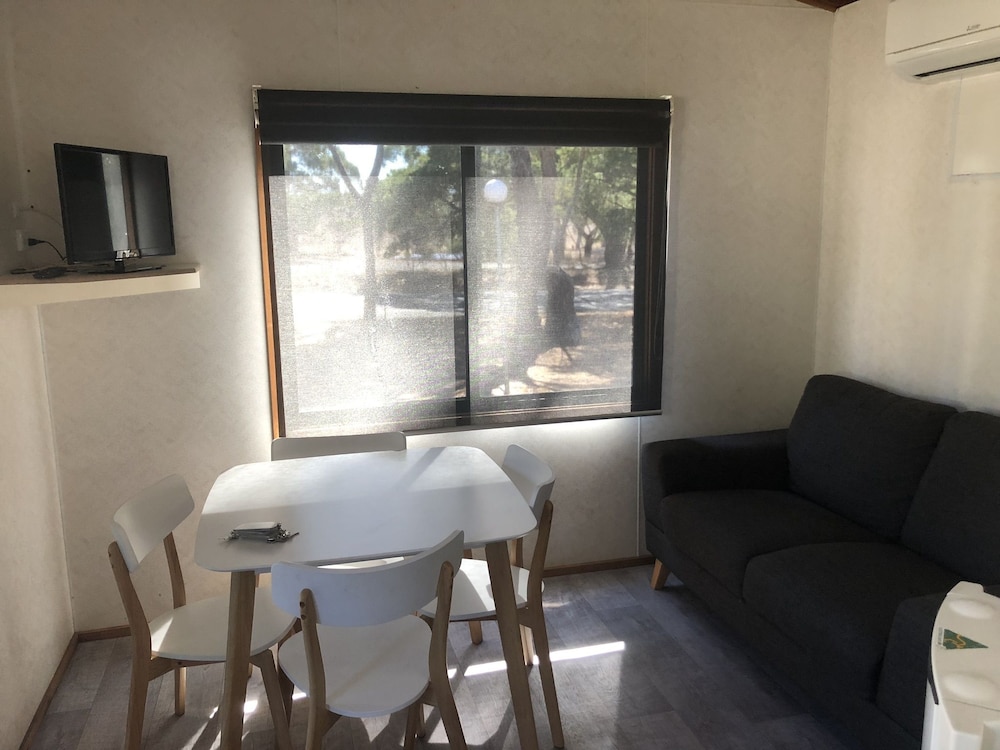 Basic Cabin, 2 Bedrooms photo 3