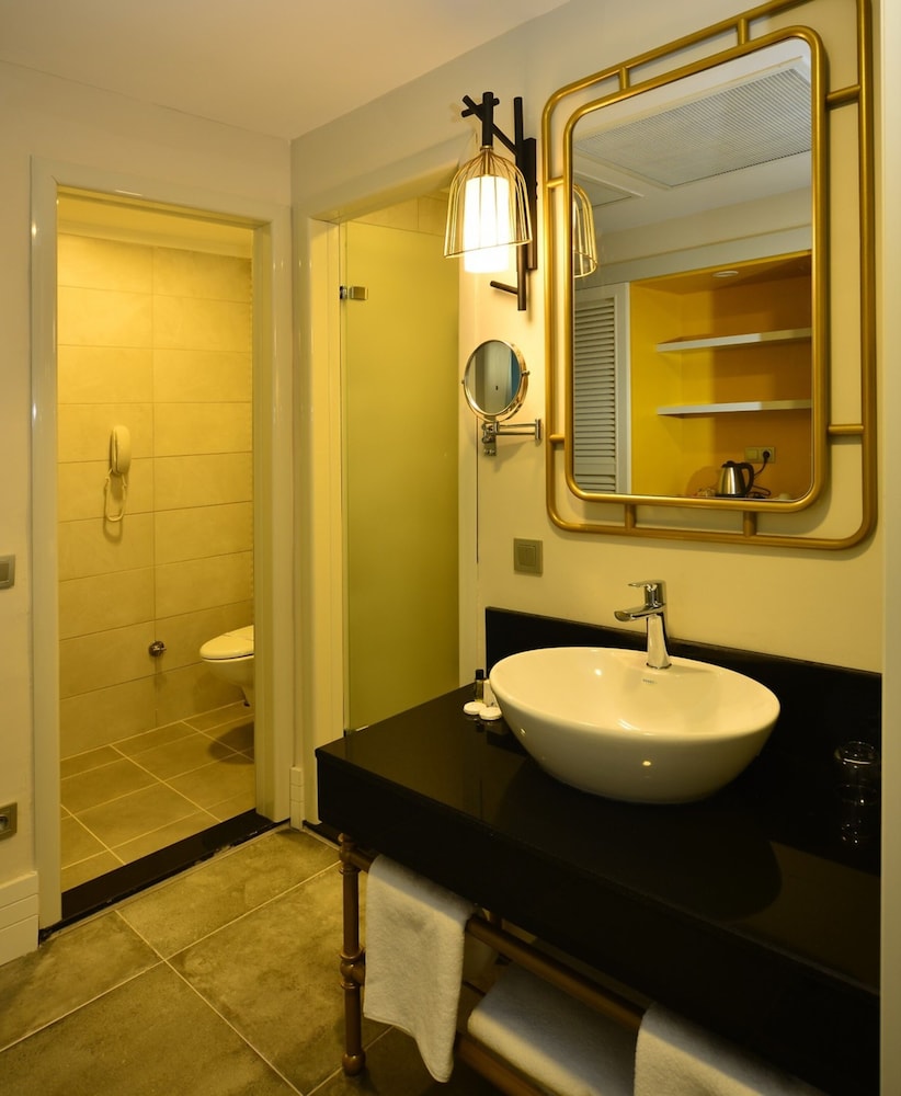 Comfort Room, Non Smoking, Partial Sea View photo 2