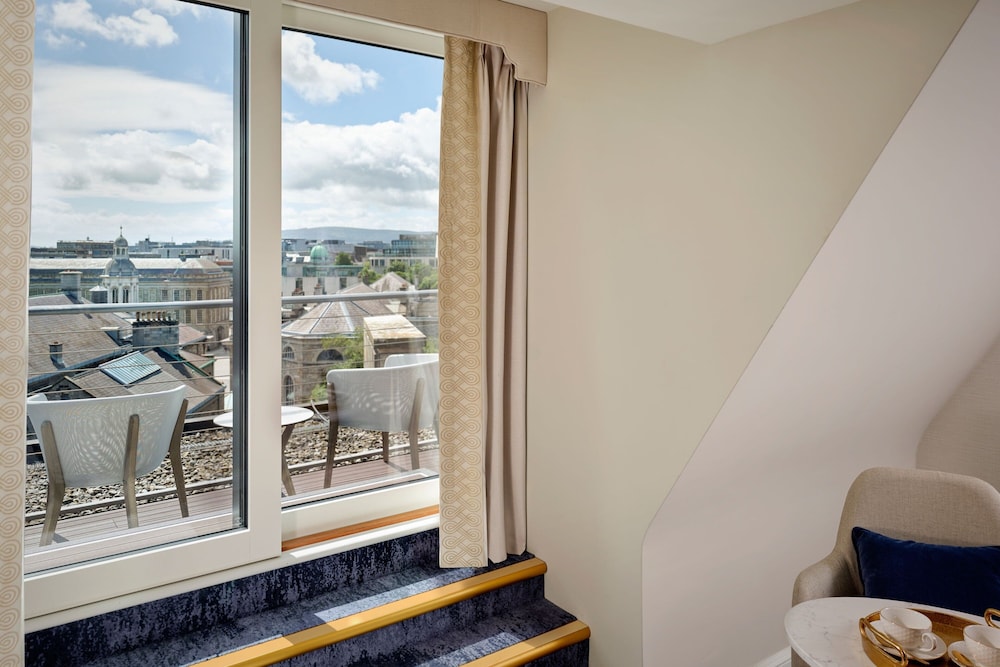 Deluxe Room, 1 King Bed, City View (Balcony) thumbnail 5