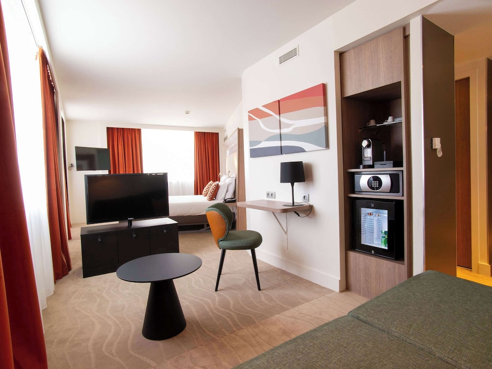 Suite, 1 Queen Bed (1 Double bed & 1 Double sofa) thumbnail 6