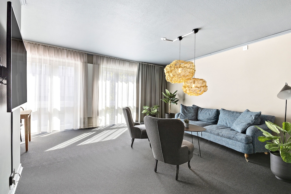 Suite, 1 King Bed, Non Smoking, Kitchen (Living Room) - Photo 3