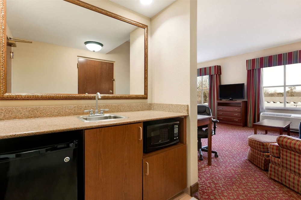 Signature Studio Suite, 1 King Bed with Sofa bed - Photo 8