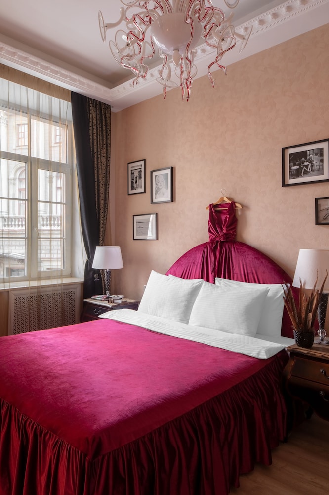 Classic Apartment (Red Queen) photo 2