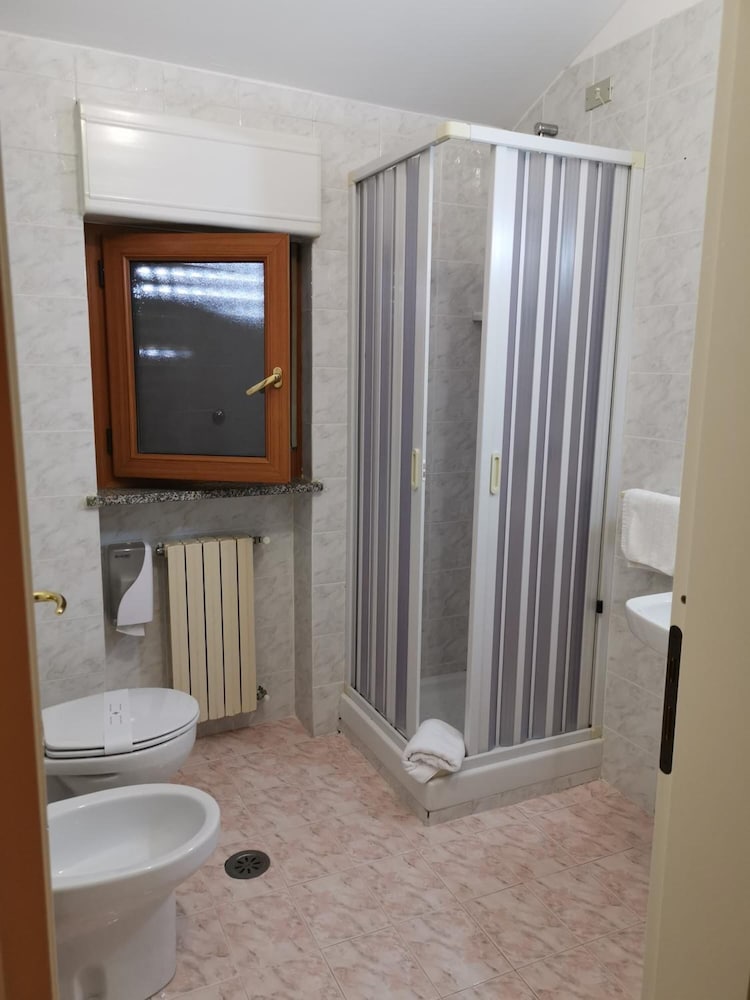 Standard Double or Twin Room - Photo 4