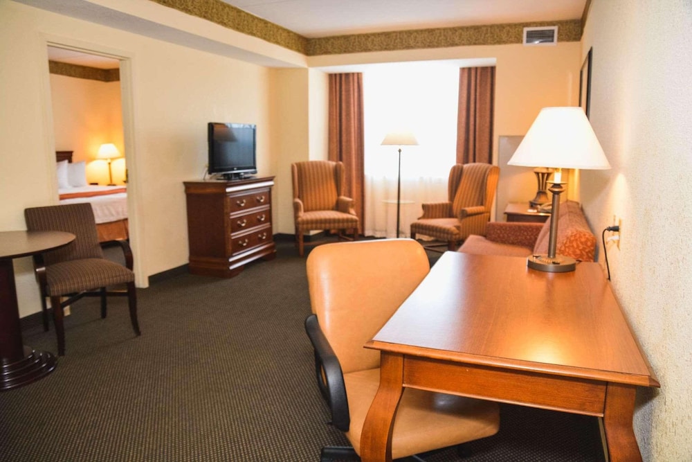 Suite, 1 King Bed, Non Smoking