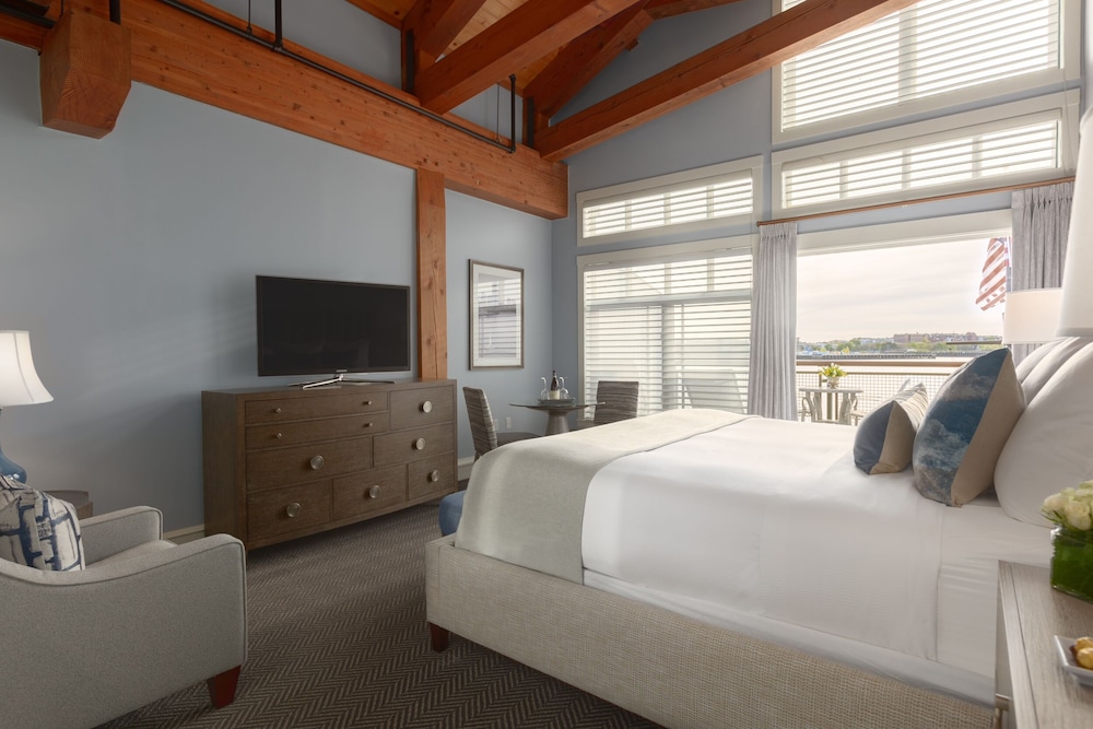 Superior King with Balcony, Harbor View photo 3