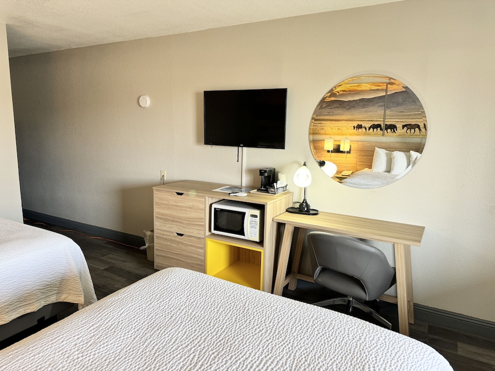 Basic Double Room, 2 Double Beds - Photo 3