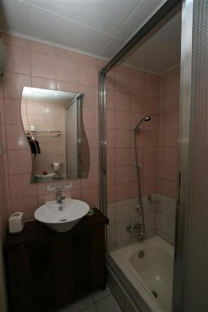Deluxe Double or Twin Room, 1 Bedroom, Pool View photo 2