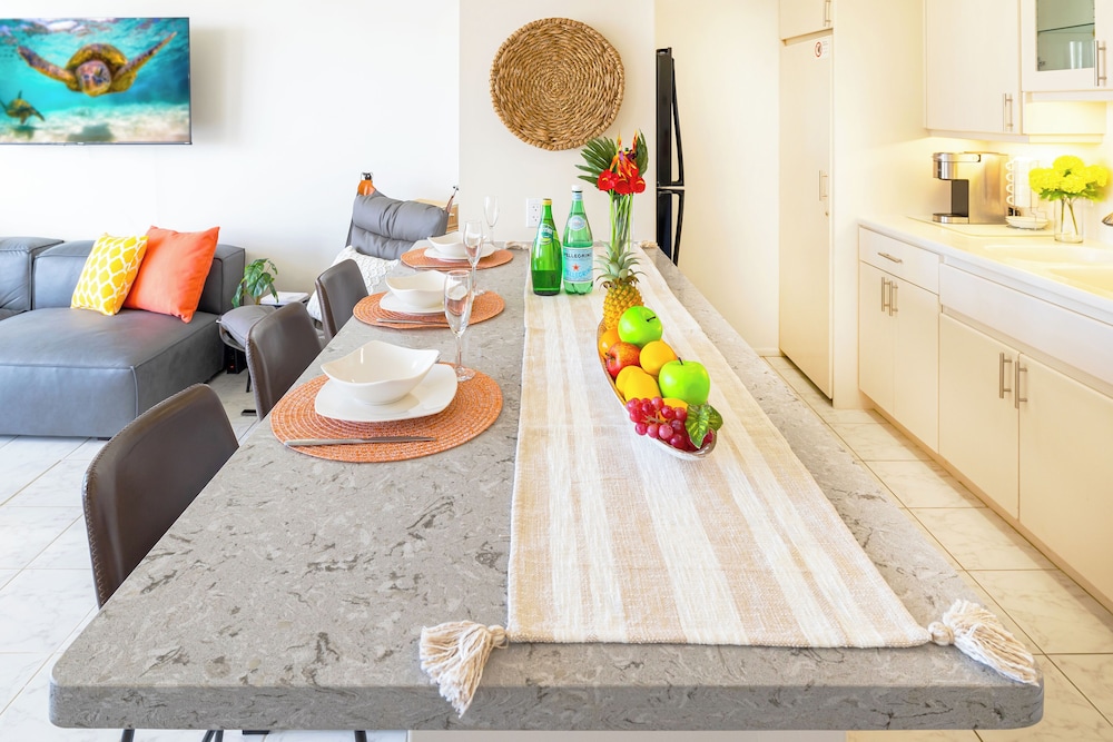 Diamond Head and Ocean views with King Bed and Parking: Romantic Suite, 1 Bedroom, Balcony, Ocean View (0108) photo