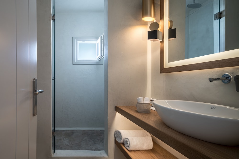 Luxury Honeymoon Suite with Outdoor Hot Tub - Photo 7