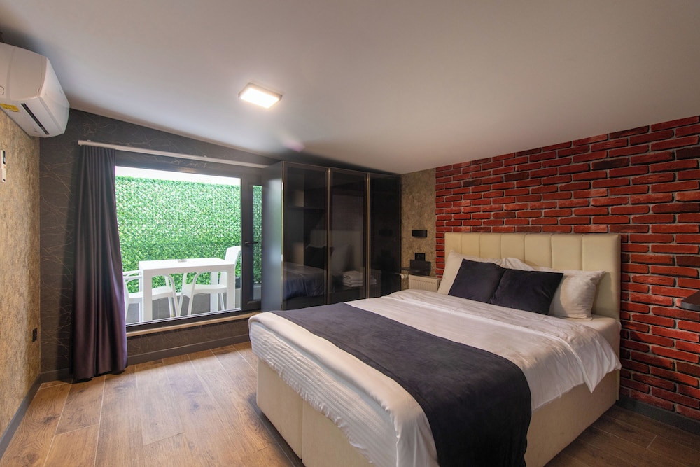 Deluxe Room, Hot Tub photo 1