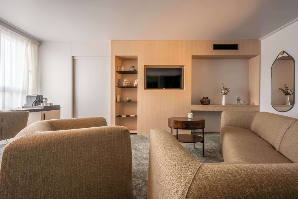 Premium Suite, 1 King Bed, Non Smoking, Bathtub (Separate Living Room) - Photo 3