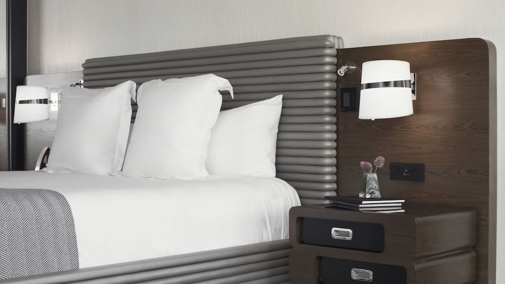 Premier Room, 1 King Bed, Balcony, River View - Photo 1