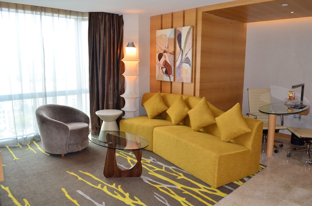 Suite, 1 Bedroom - Photo 5