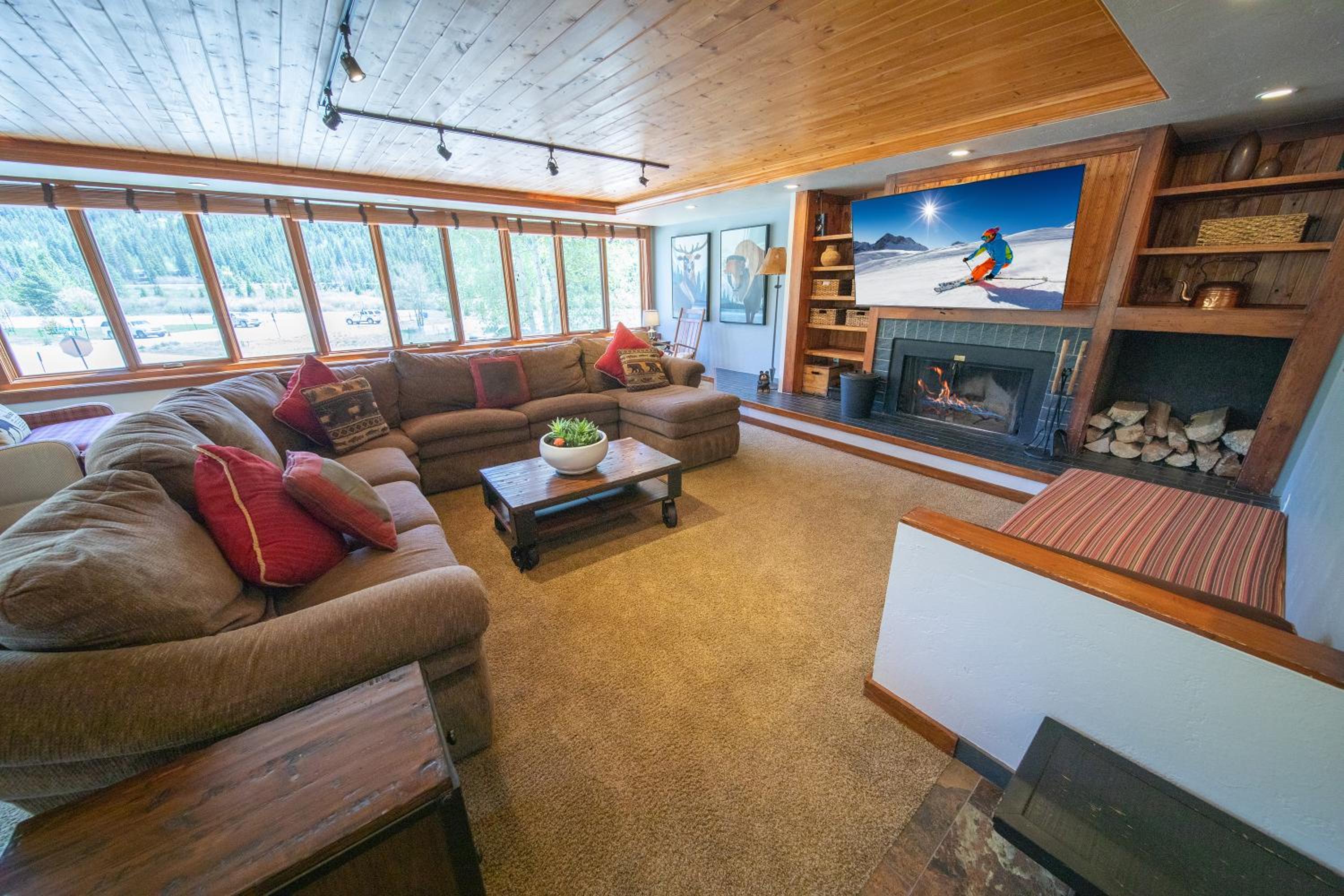 Two-Bedroom Apartment with Mountain View