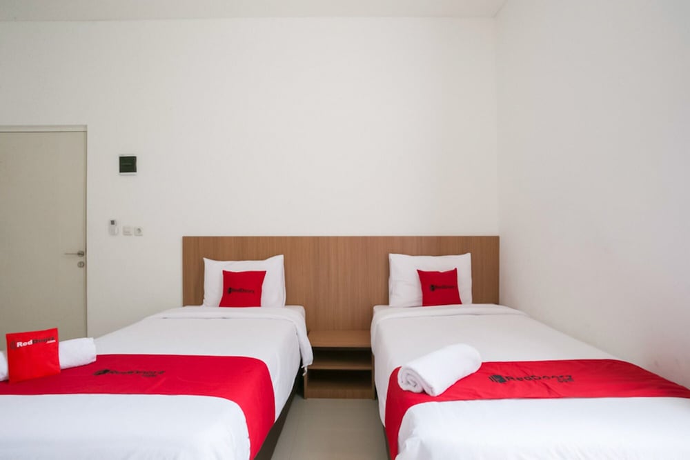 Twin Room (Reddoorz) - Photo 4