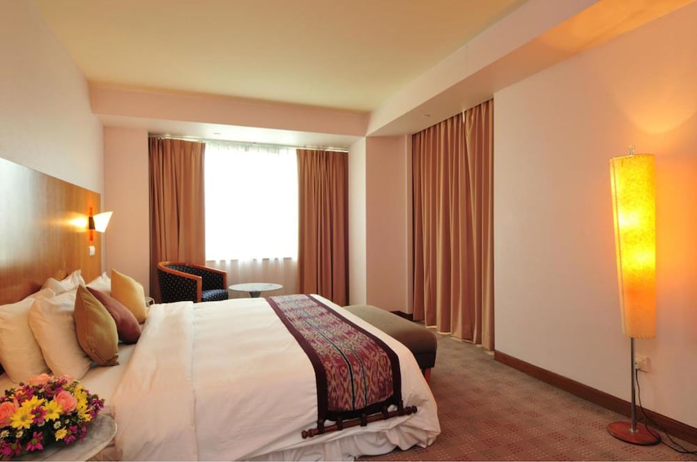 Suite, 1 King Bed photo 2