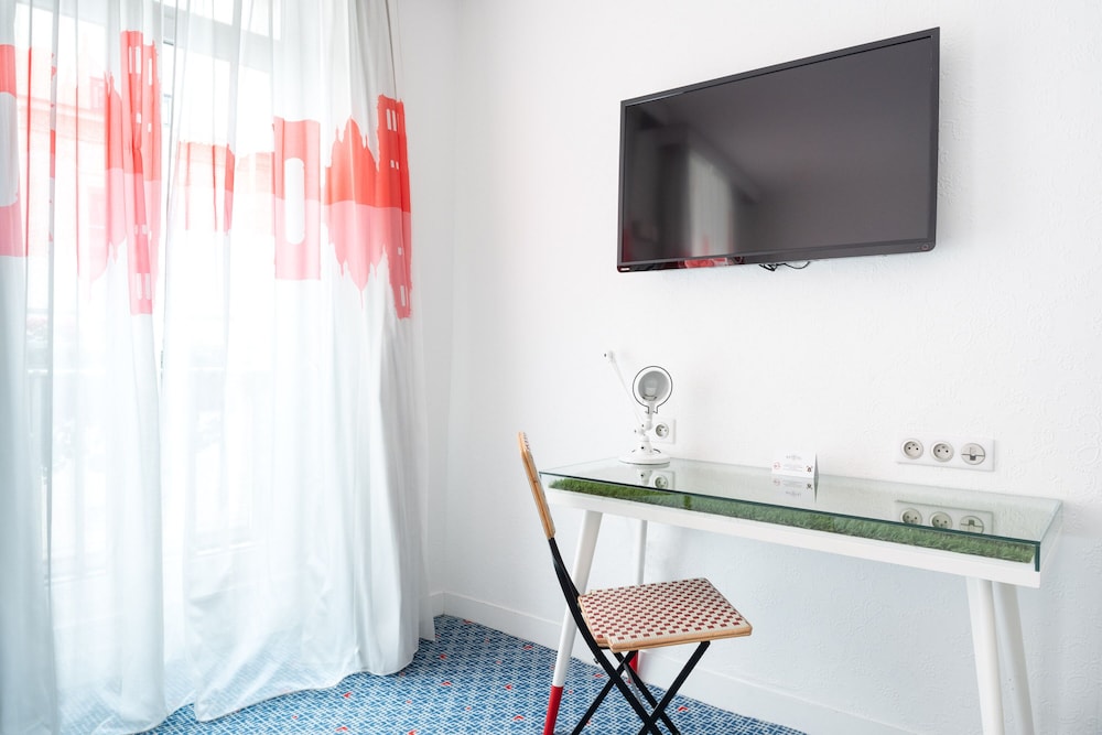 Superior Room with Twin Beds, includes soft minibar, courtesy tray, digital press photo 3