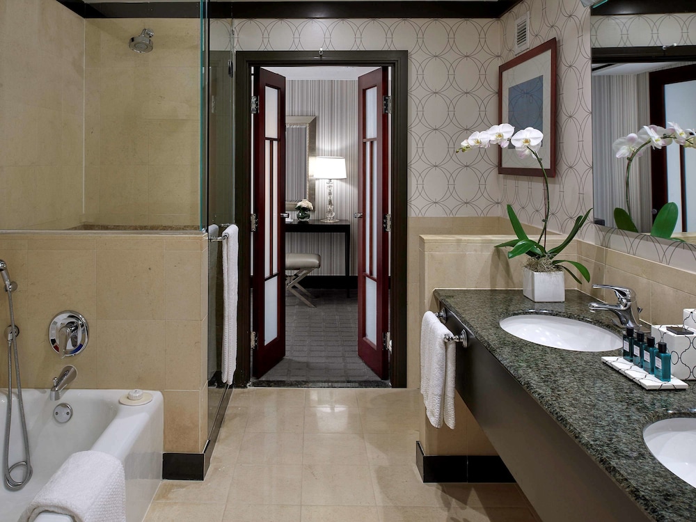 Premier Suite, 1 Bedroom, Corner (Prestige) thumbnail 5