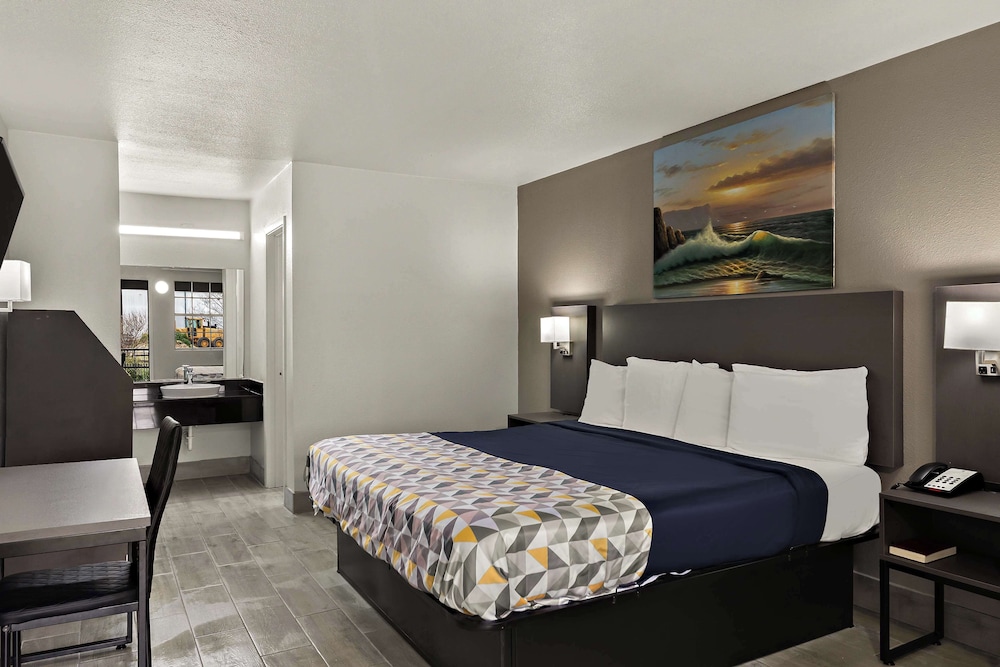 Room, 1 King Bed, Non Smoking - Photo 1