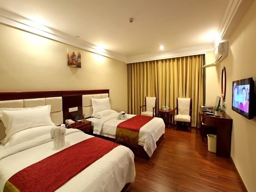 Twin Beds Room
