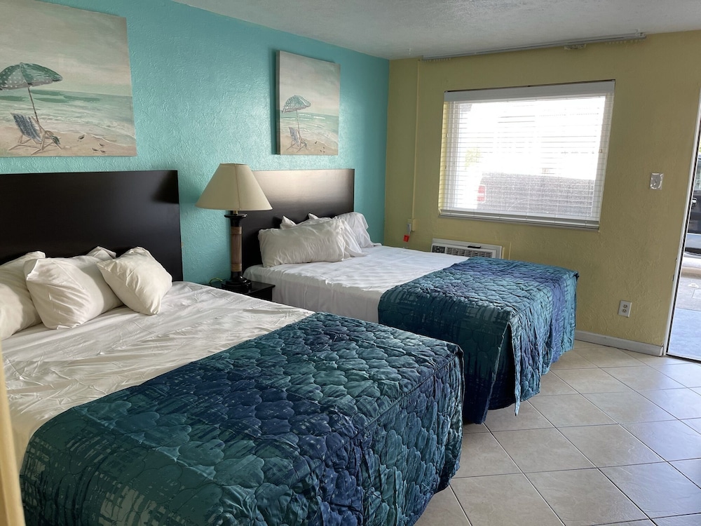 Standard Room, 2 Queen Beds photo 3