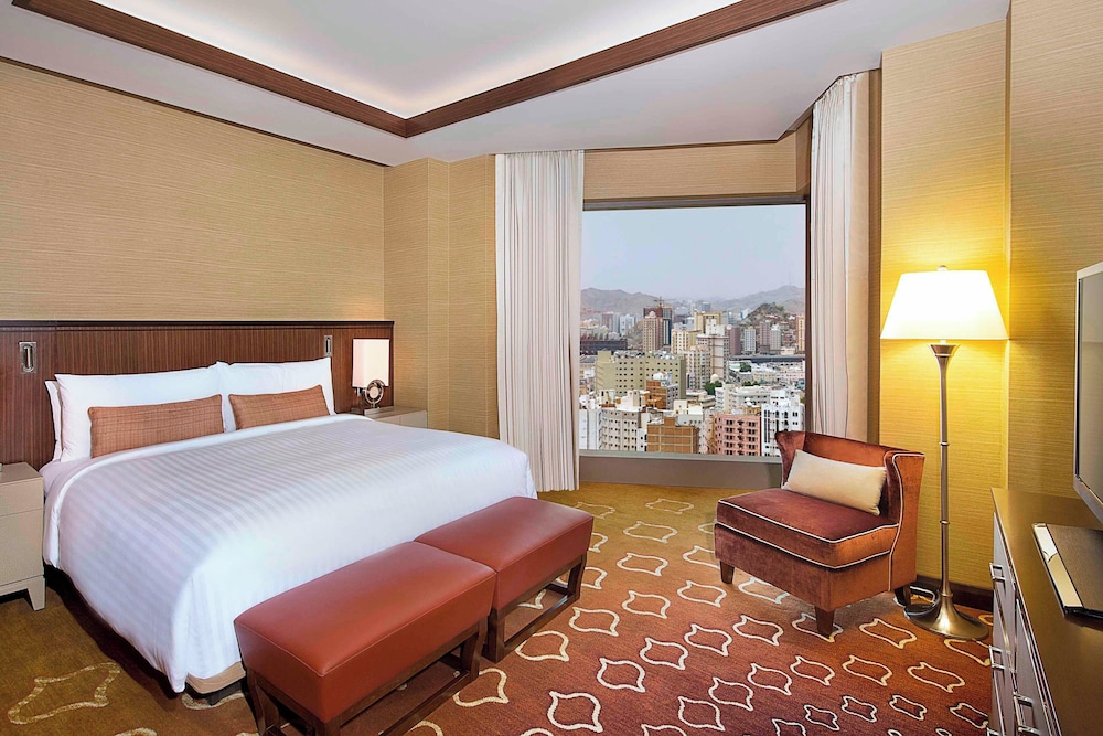 Deluxe Room, 1 King Bed, City View photo 1
