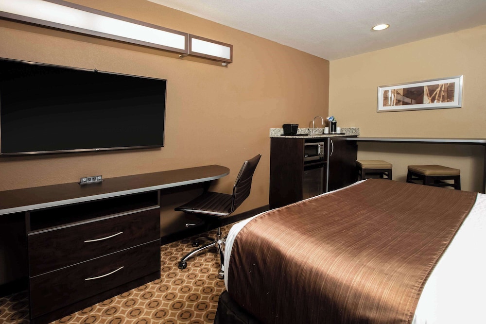 Studio Suite, 1 Queen Bed, Non Smoking photo 2