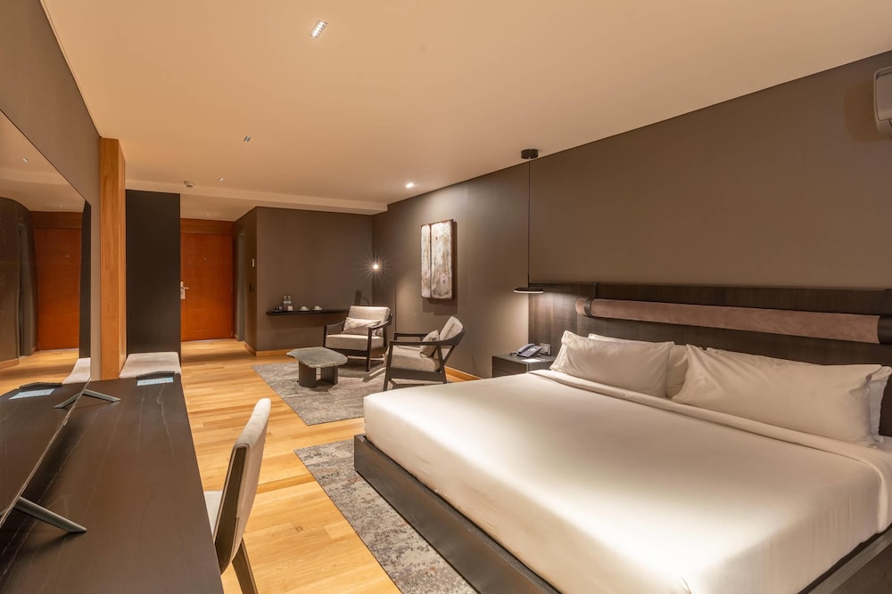 Standard Room, 1 King Bed, Non Smoking thumbnail 5