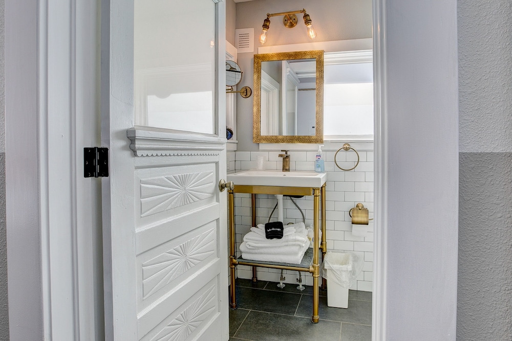 Studio Suite, 1 King Bed, Refrigerator, Ground Floor