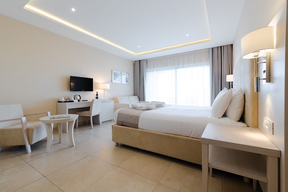 Junior Suite, Balcony (Deluxe) - Photo 1