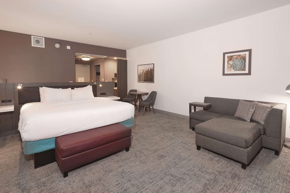 Deluxe Room, 1 King Bed, Accessible - Photo 1
