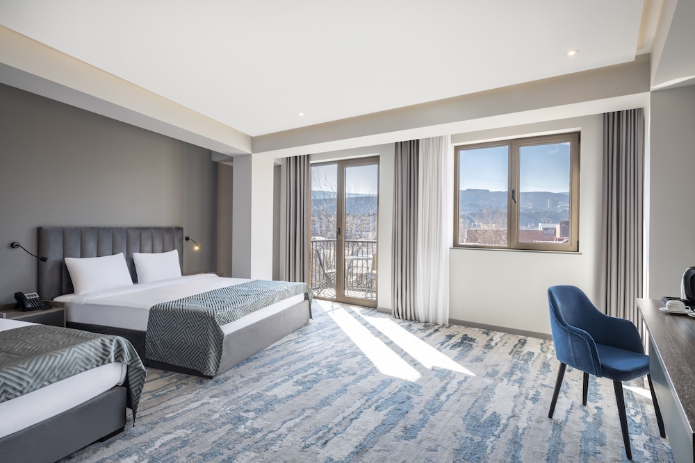 Standard Triple Room, Multiple Beds, Balcony photo 2