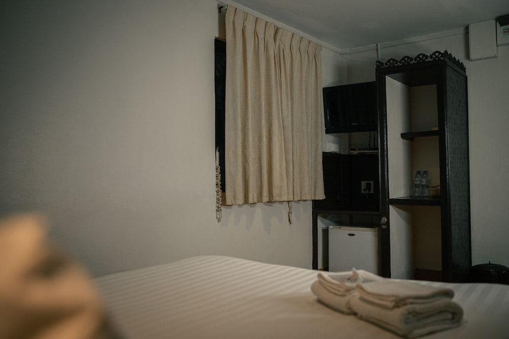 Economy Double or Twin Room (Window on Corridor) photo 3