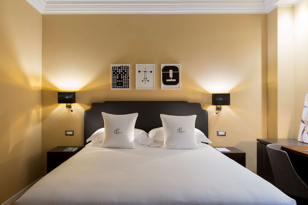 Double Room (Small Initiale)