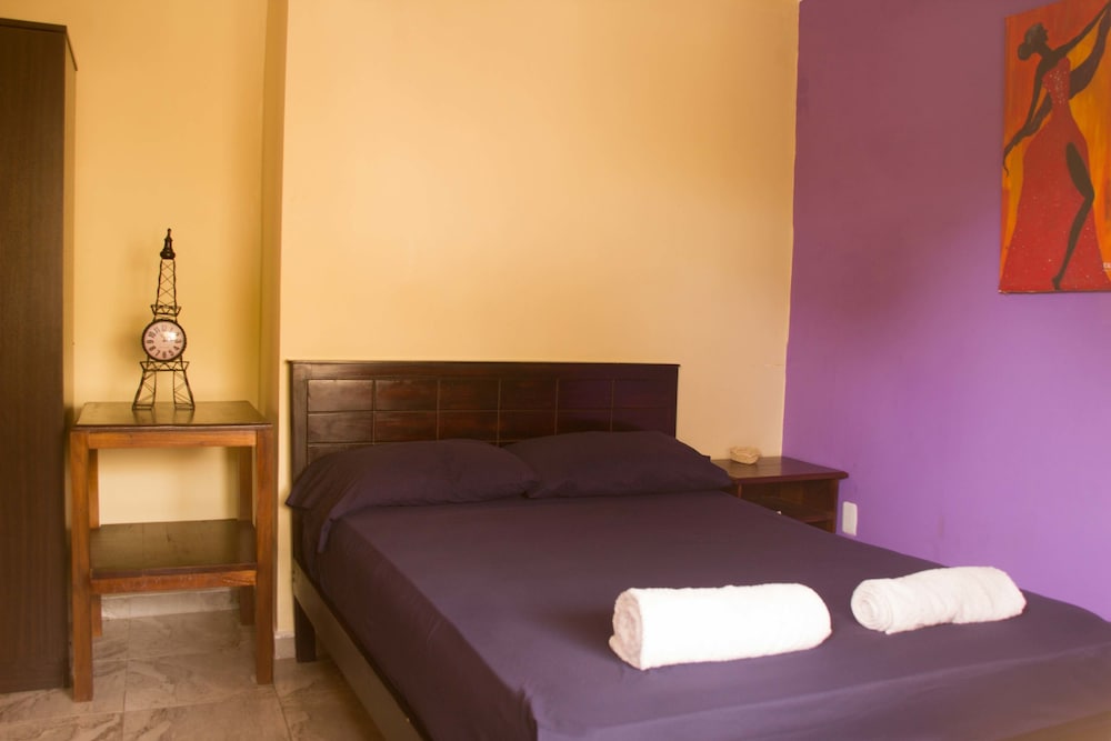 Premier Cottage, 2 Bedrooms, Kitchen, Poolside