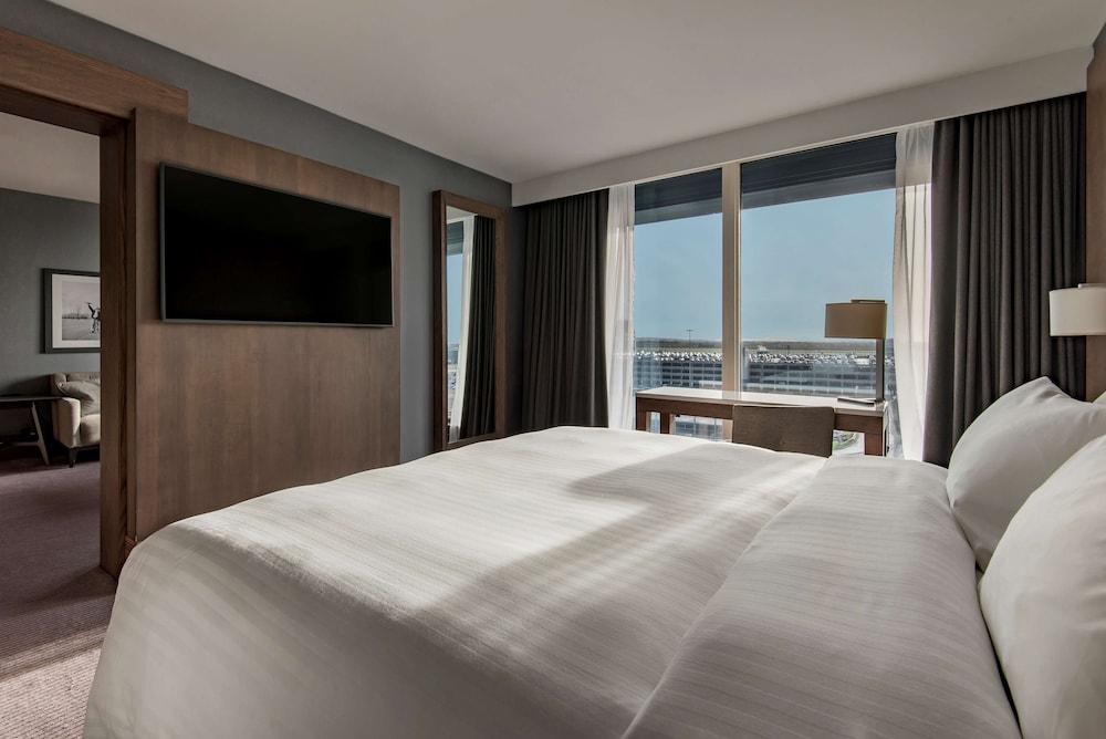 Suite, 1 Bedroom (Runway View) - Photo 8