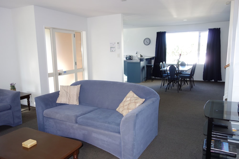 Three Bedroom Unit - Photo 4