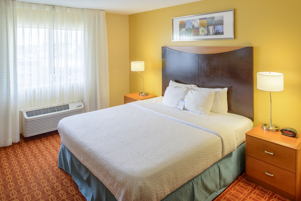 Room, 1 King Bed (Mobility/Hearing Accessible, Tub) photo 2