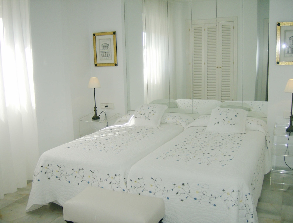 Suite, 2 Bedrooms (2 Adults + 1 Child) - Photo 3