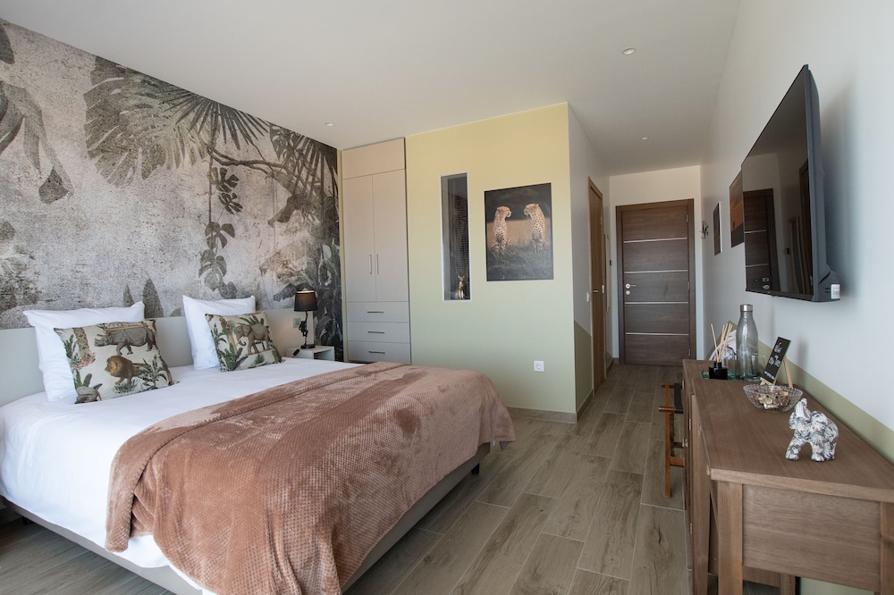 Panoramic Room, 1 Queen Bed, Non Smoking, Ocean View photo 3