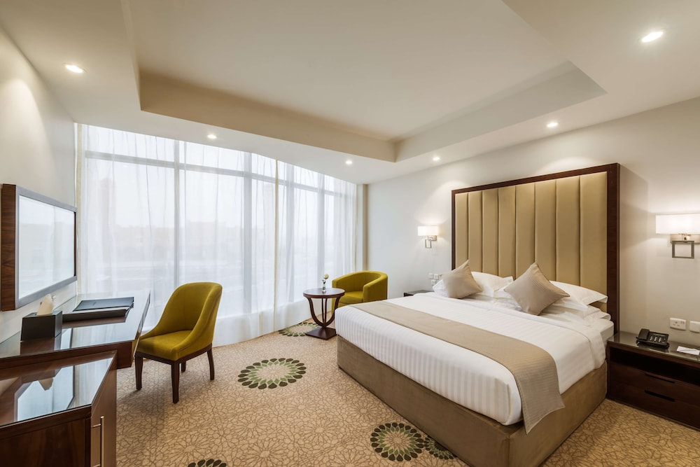 Suite, 1 King Bed, Jetted Tub, City View (Living Room) photo 3