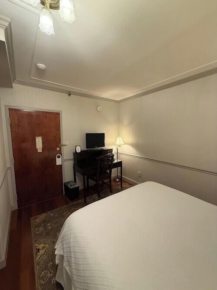 Corner Standard Room, 1 QUEEN BED - Photo 3