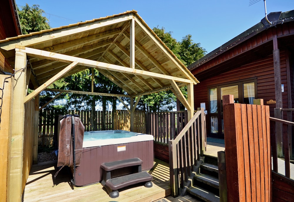 Superior Chalet, 2 Bedrooms, Hot Tub photo 2