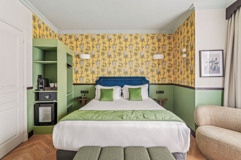 Deluxe Room, 1 Queen Bed photo 3